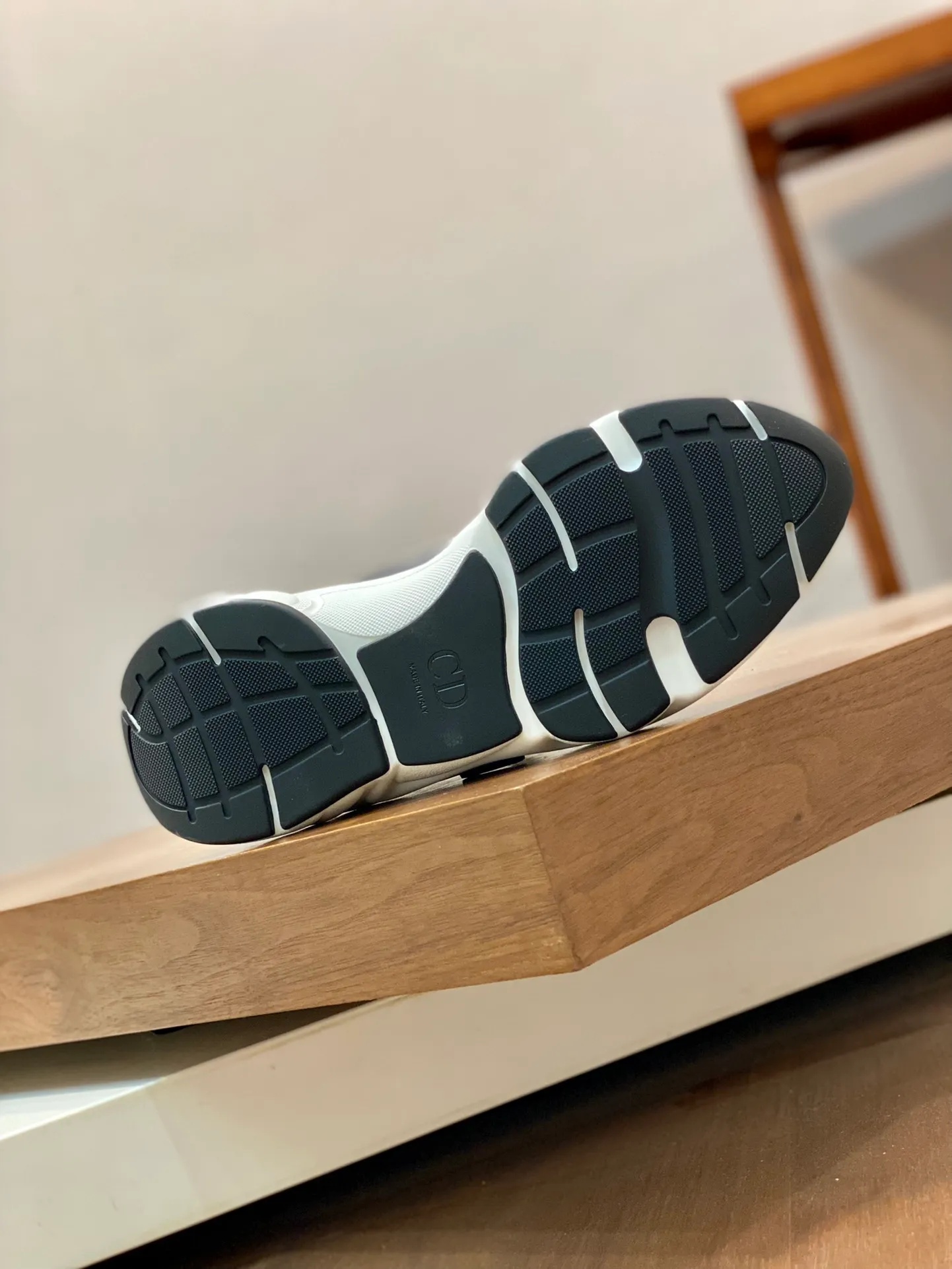 Factory price: 500💰 Dior B22 men's jogging fashion sneakers. This item draws inspiration from retro jogging shoes. It adopts a thick low-top design, with an upper made of leather and mesh fabric, and a black and white engraved rubber sole. The side is decorated with an embossed "Di~r" logo. Code number: 38-45 (38, 45, 46 can be customized)